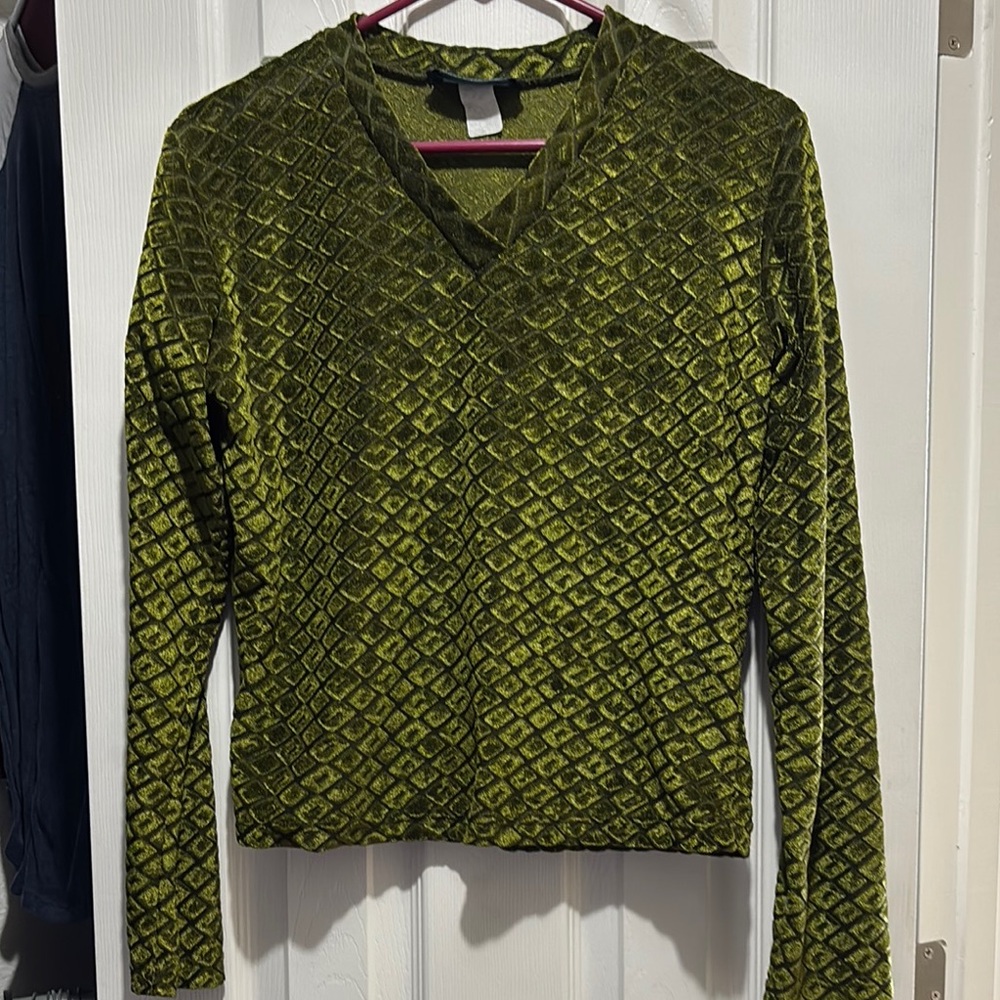 Chic Olive Diamond-Patterned V-Neck Blouse